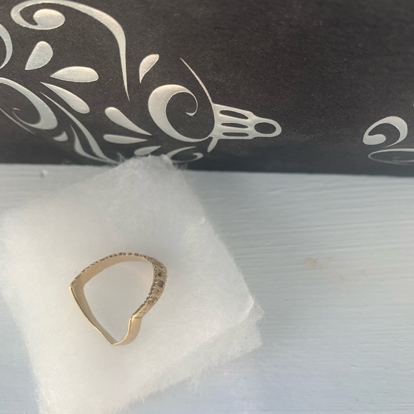 10K Yellow Gold Ring V Shape - Picture 7 of 10